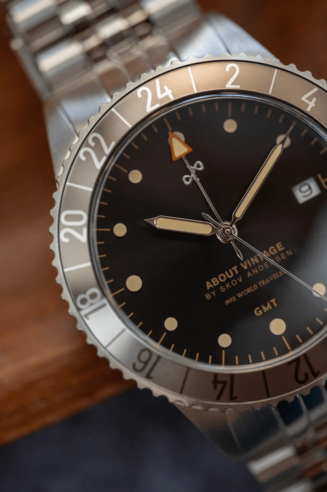 1982 GMT World Traveler, Steel / Warm Grey & Cool Grey